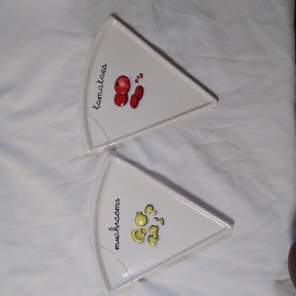 White Ceramic Pizza Plates with Tomato and Mushroom Design